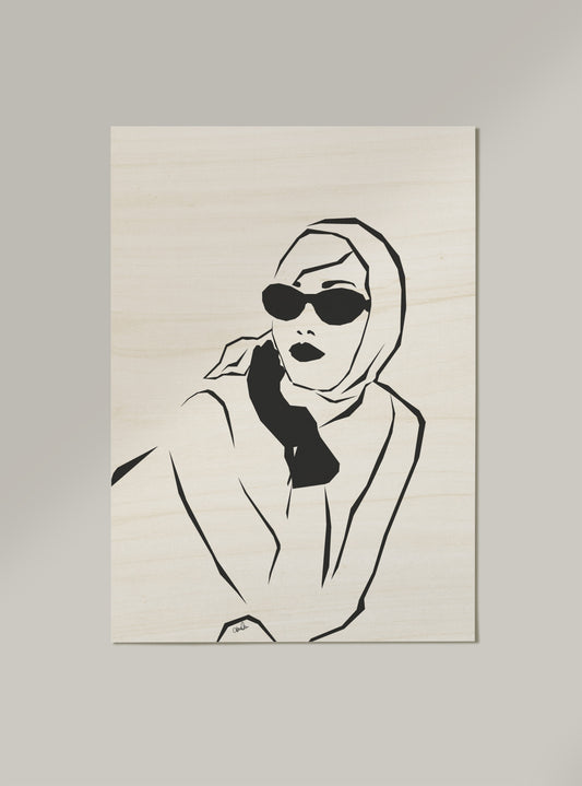 Treplate til vegg med trykk. Kunst-ish selger plakater og Wood Prints. Her med trykk av ung kvinne med solbriller, skaut og  nonsjalant holdning.